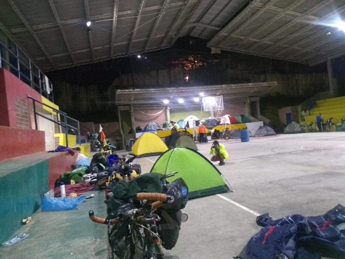 Cicloviajeros camping polideportivo Colombia